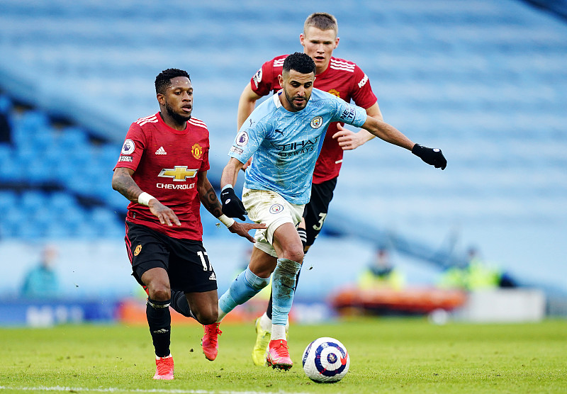 游泳选手提 游泳选手提