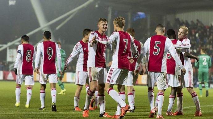 安东尼可惜了，跟詹姆斯同时代出道太惨了，荣誉少了很多